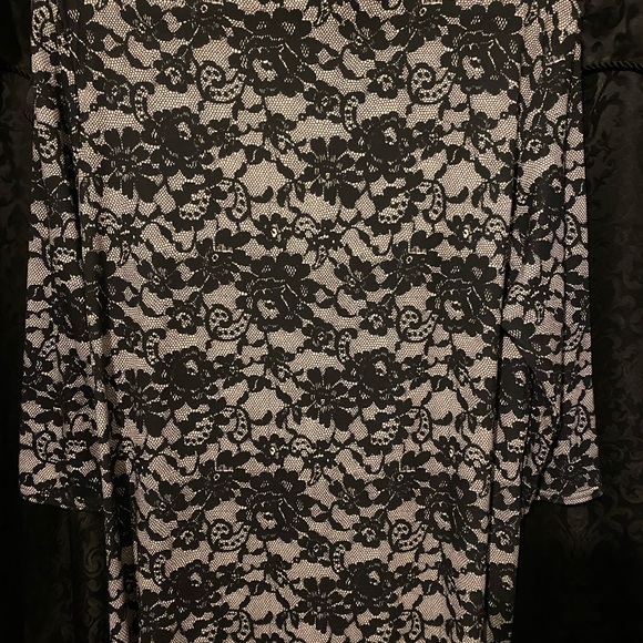 Black Lace Curvy Dress - Picture 9 of 11